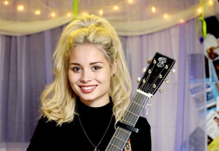 DUMFRIES CROWDS WOWED BY NINA NESBITT AT BIG BURNS SUPPER