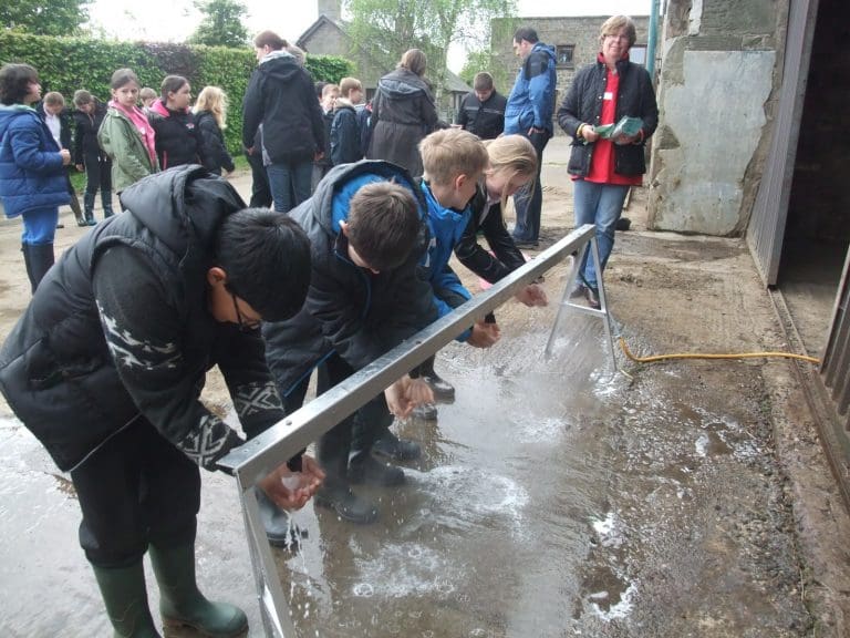 CHILDREN VISITING FARMS