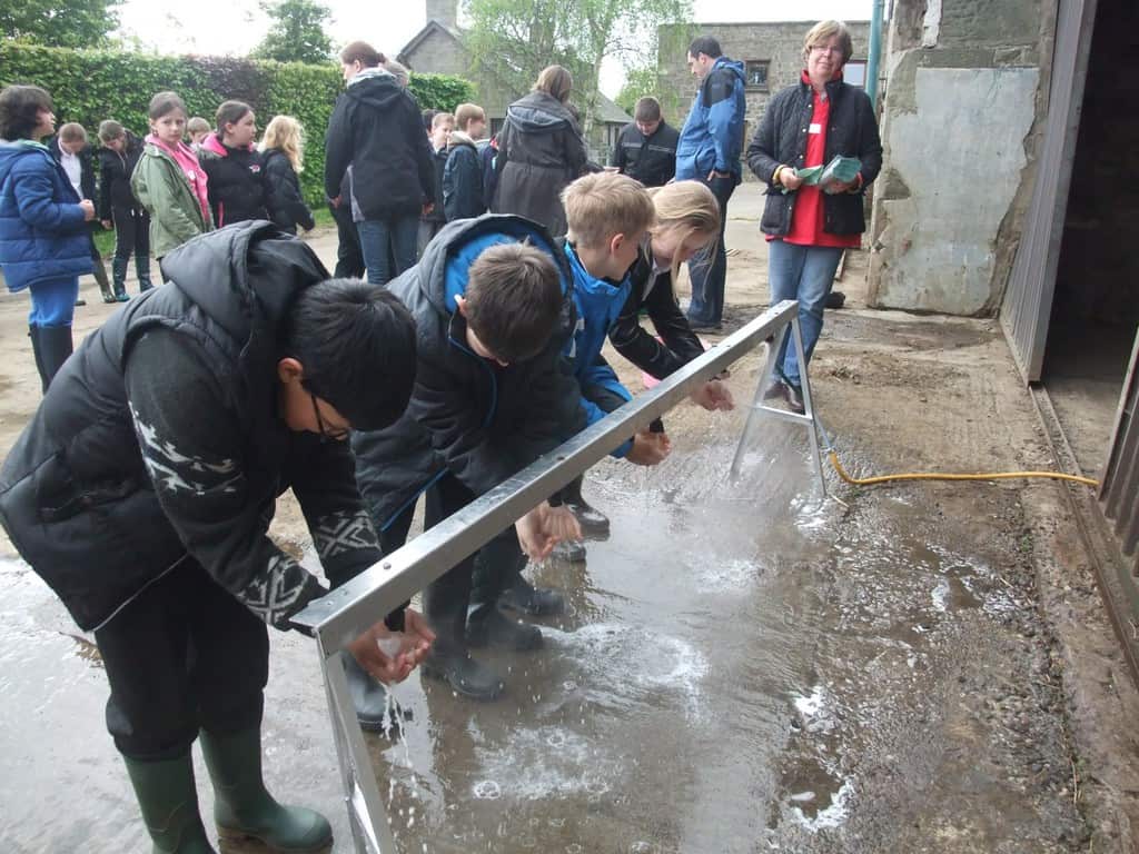 CHILDREN VISITING FARMS
