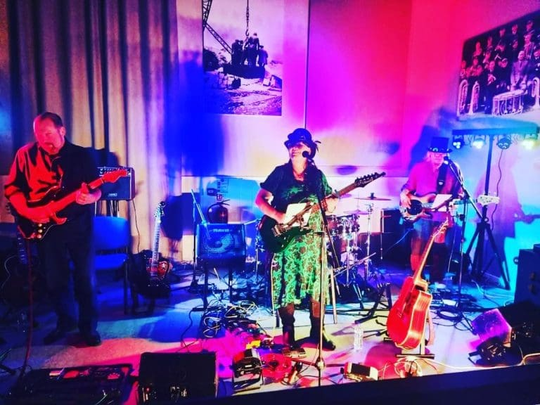 ROCKING THE NIGHT AWAY IN CREETOWN – Kissing The Flint with Scotland on Tour