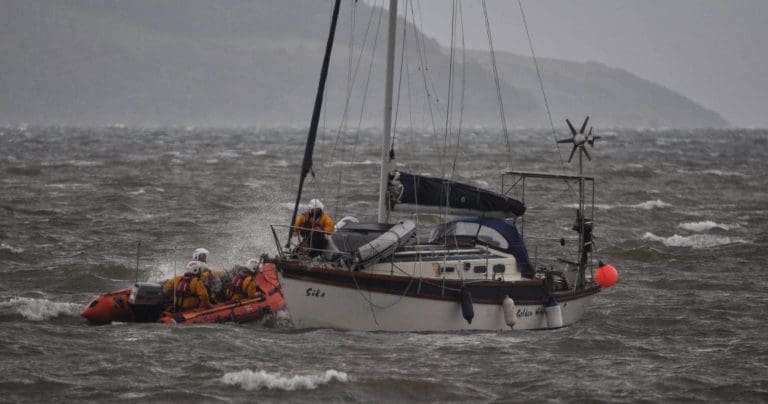 Stranded Yacht Rescued at Lochryan